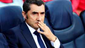 Ernesto Valverde muestra gesto de preocupación en el banquillo durante un partido del Barça / EFE