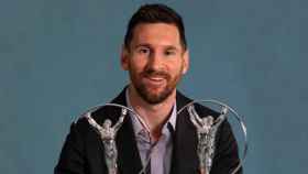 Leo Messi, posando con los Premios Laureus que ha recibido / REDES