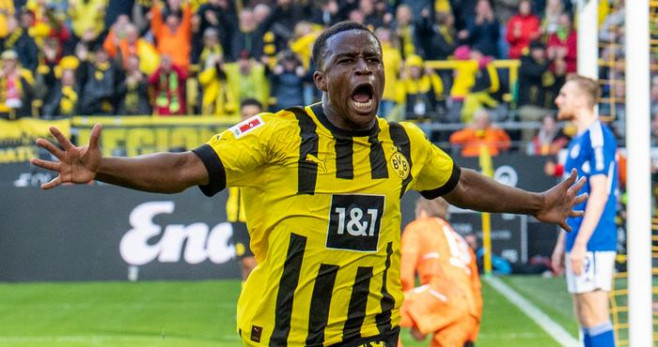 Moukoko celebra un gol con el Dortmund / REDES