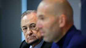 Florentino Pérez, junto a Zidane, en una imagen de archivo / EFE