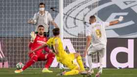 Benzema superando a Asenjo en el Madrid-Villarreal / EFE