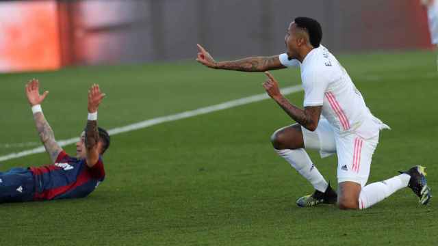 Militao pidiendo que no era falta al colegiado / EFE