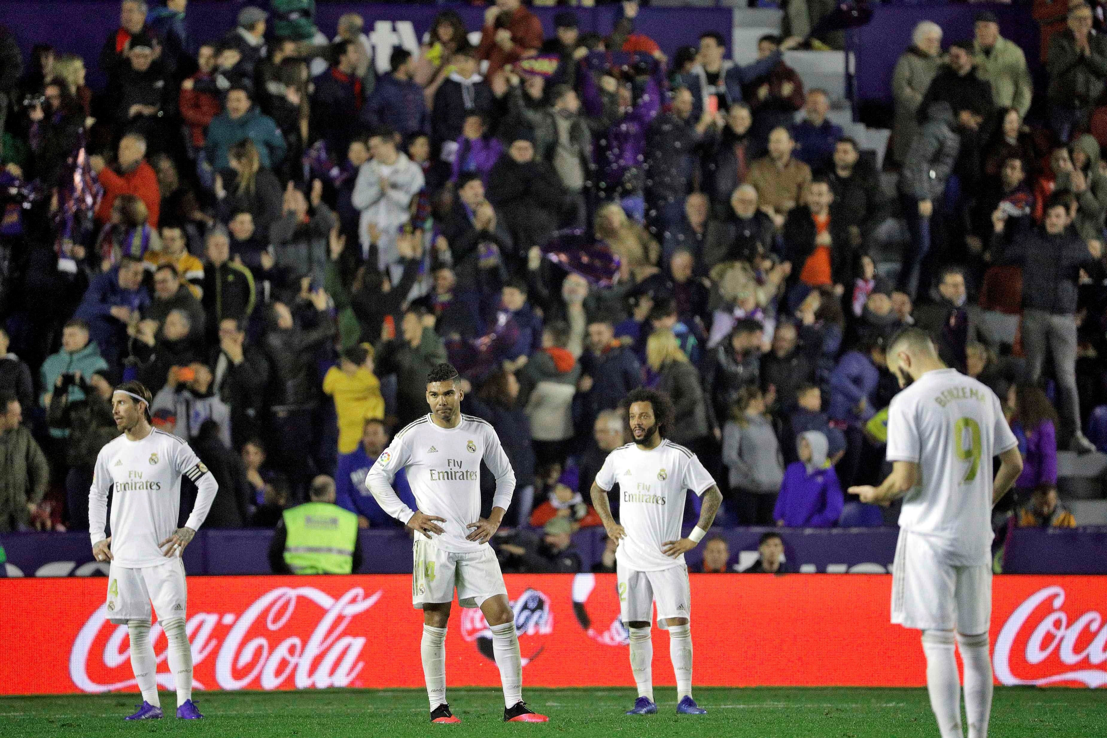 Los jugadores del Madrid decepcionados tras el gol de Morales / EFE