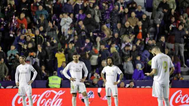 Los jugadores del Madrid decepcionados tras el gol de Morales / EFE