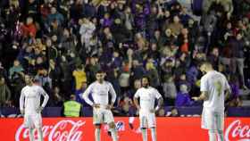 Los jugadores del Madrid decepcionados tras el gol de Morales / EFE