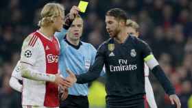 Dolberg (Ajax) y Ramos en la acción que vio tarjeta amarilla / EFE