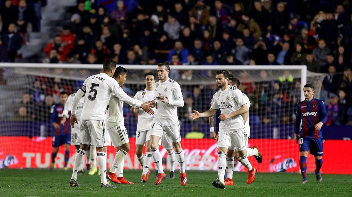 Los jugadores del Real Madrid felicitando a Gareth Bale por su gol contra el Levante / EFE