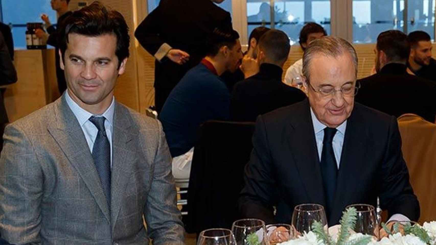 El presidente del Real Madrid, Florentino Pérez, y el técnico del primer equipo de fútbol, Santiago Solari, en la comida de Navidad de 2018 / REALMADRID.COM