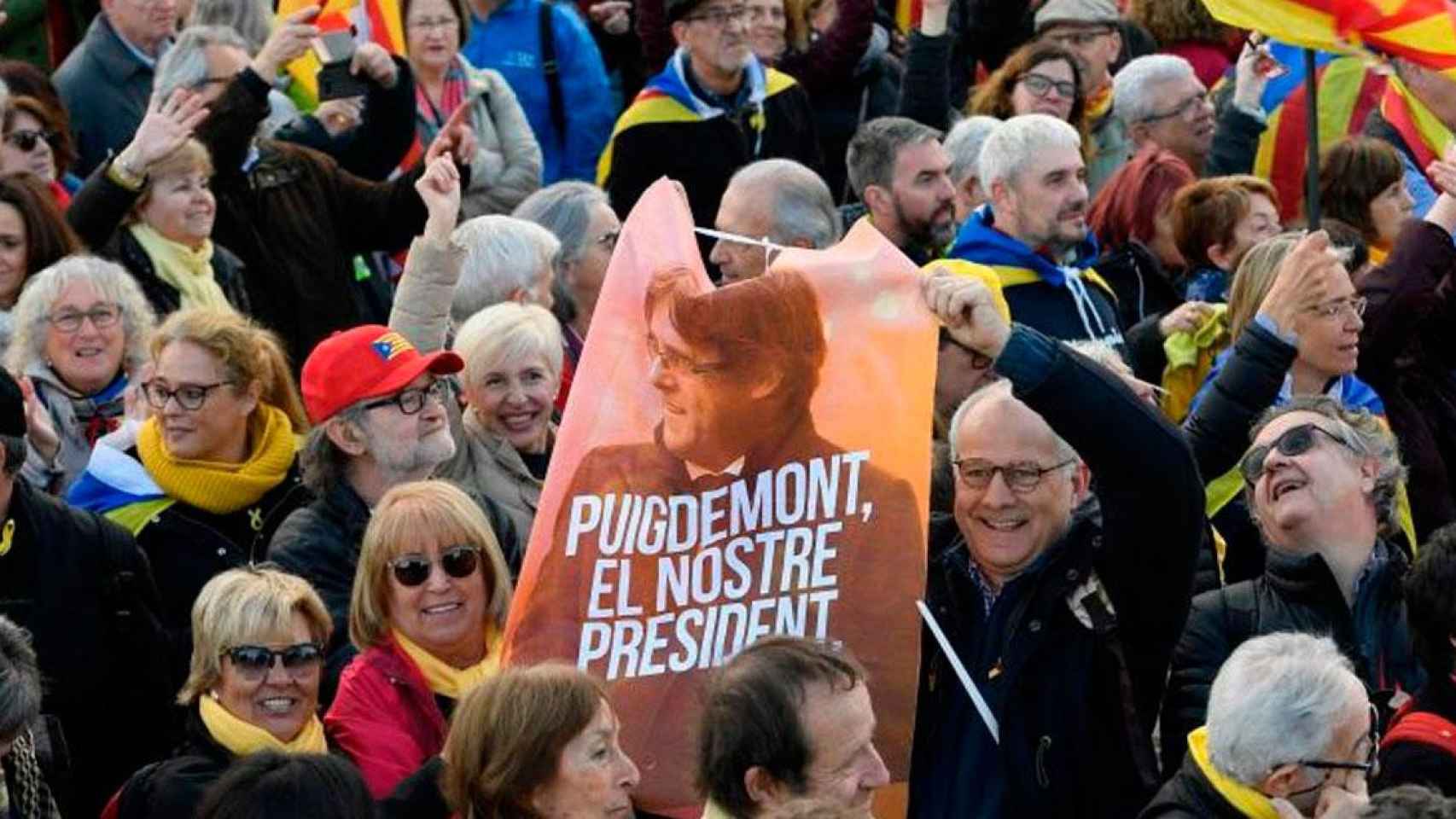 Adeptos al independentismo muestran una imagen de Puigdemont en Perpiñán / EFE