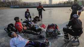 Un canal de Pekín, que se prepara para los Juegos Olímpicos de invierno con otras dos ciudades chinas confinadas por el Covid / WU HONG - EFE