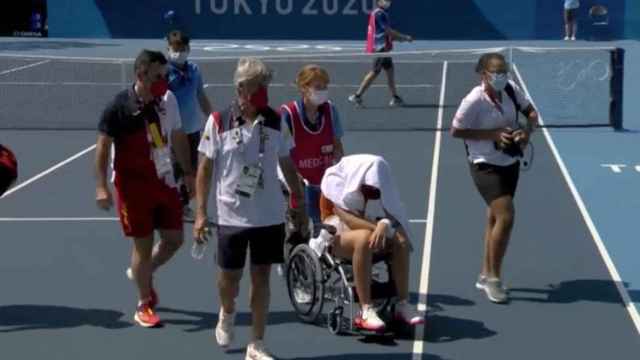 Paula Badosa sufre un golpe de calor y abandona la pista en silla de ruedas / RTVE