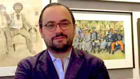 Ignacio Peyró, autor de 'Comimos y bebimos', en el Hotel Astoria, delante de una exposición del dibujante Ricard Opisso / CG