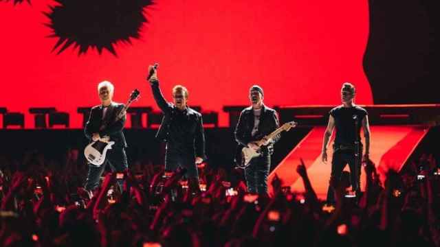 Una foto de archivo de U2 en un concierto / EP