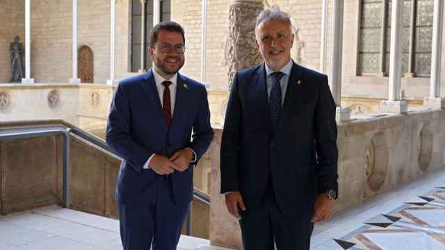 El presidente de Cataluña, Pere Aragonès, con su homólogo canario, Ángel Víctor Torres, este sábado en la Generalitat / ACFI