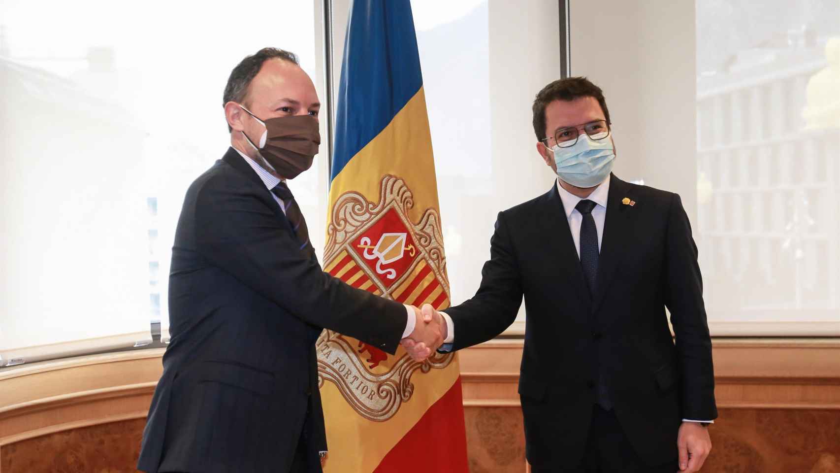 El jefe de Gobierno de Andorra, Xavier Espot, estrechándole la mano al presidente de la Generalitat, Pere Aragonès / MARICEL BLANCH - EUROPA PRESS