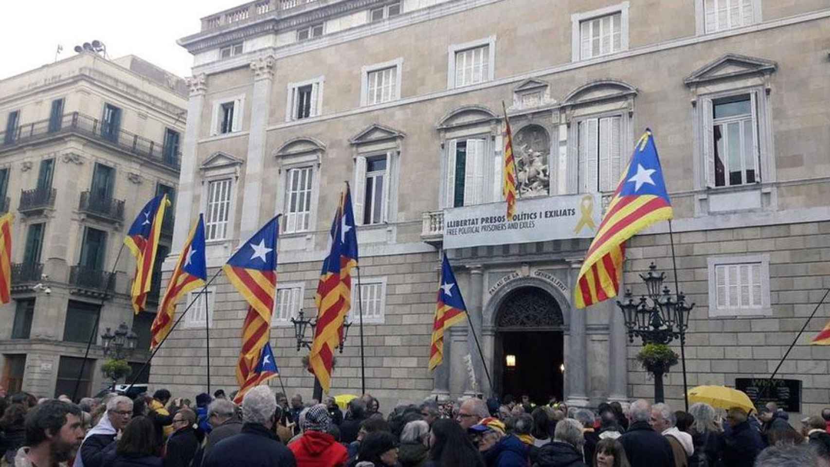 Palau de la Generalitat tras banderas no oficiales / ANC