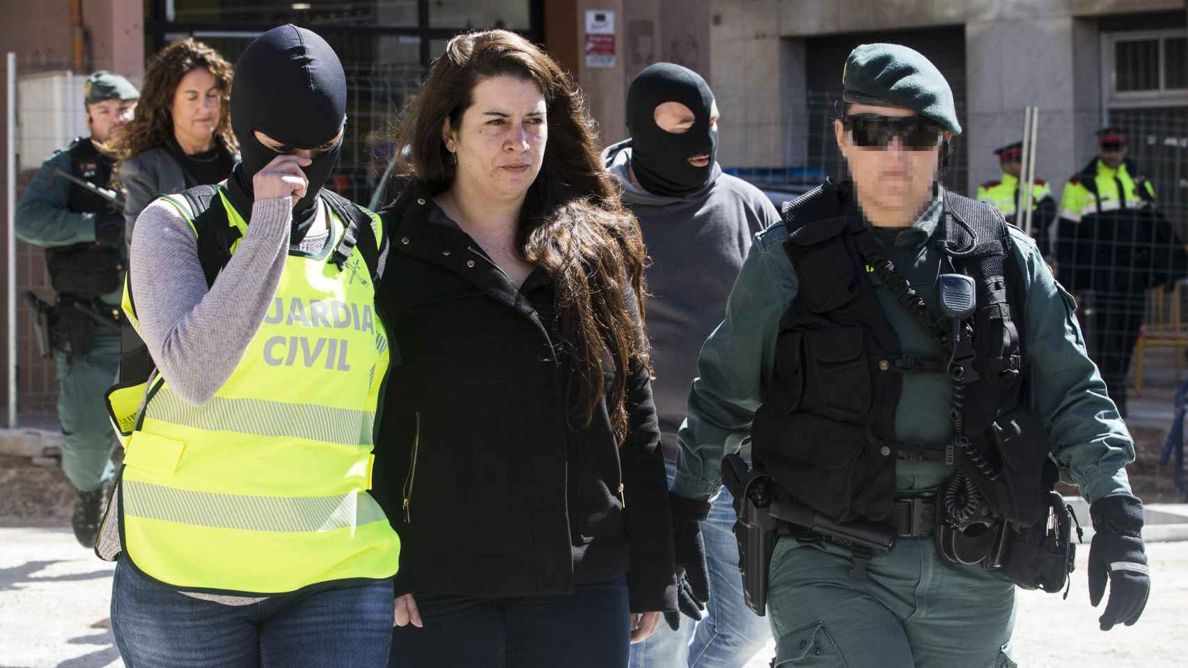 Tamara Carrasco, miembro de los CDR acusada de desórdenes públicos, en el momento de su detención / EFE