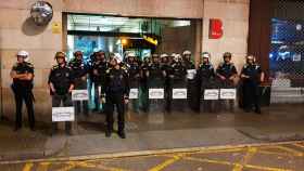 La Guardia Urbana de Barcelona, protegiendo la comisaría de Las Ramblas contra los disturbios / CG