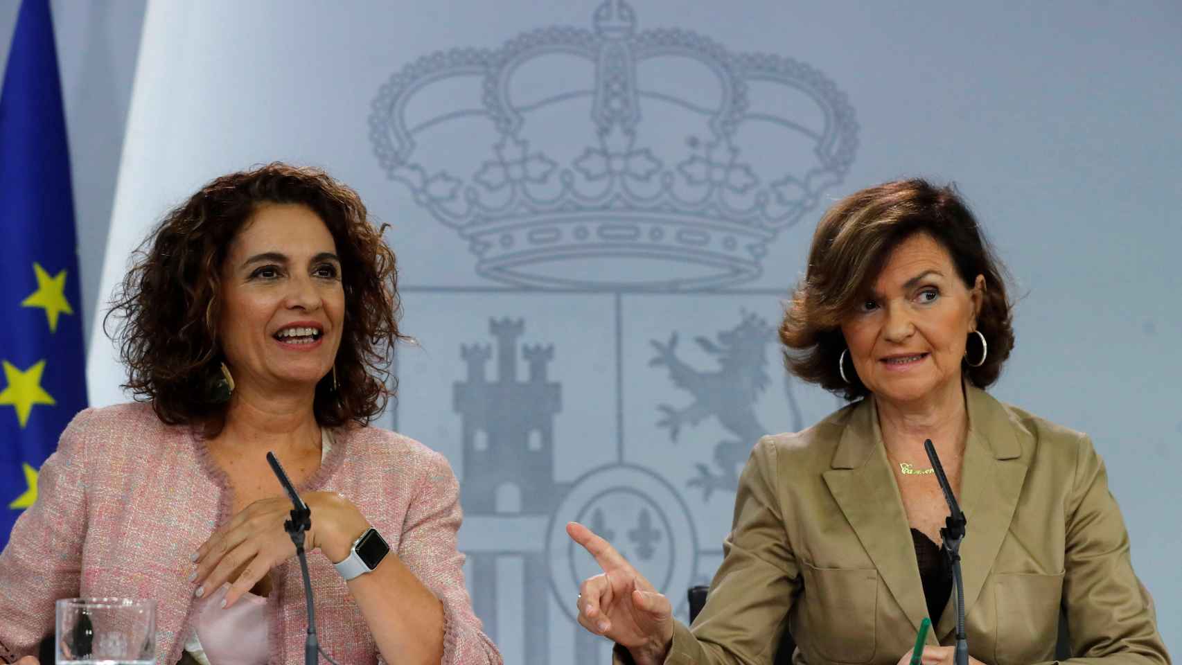 La ministra de Hacienda, María Jesús Montero, junto a la vicepresidenta del Gobierno, Carmen Calvo / EFE