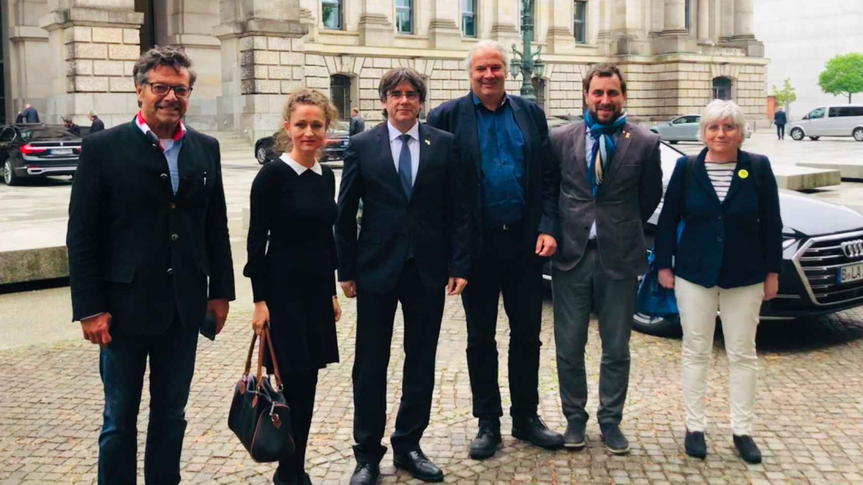 Los diputados de Die Linke Zaklin Nastic y Andrej Hunko junto a Puigdemont, Comín y Ponsatí
