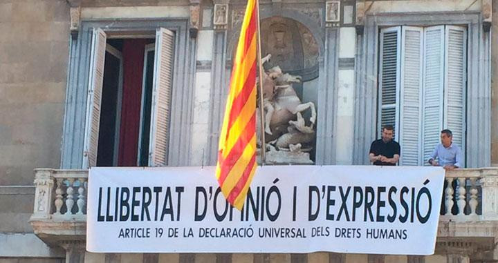 Imagen de la nueva pancarta colgada en el Palau de la Generalitat / MARISA CALÉS