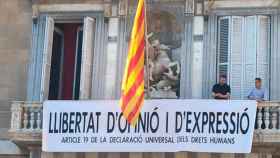 Imagen de la nueva pancarta colgada en el Palau de la Generalitat / MARISA CALÉS