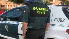 Un agente de la Guardia Civil junto a su vehículo / EFE
