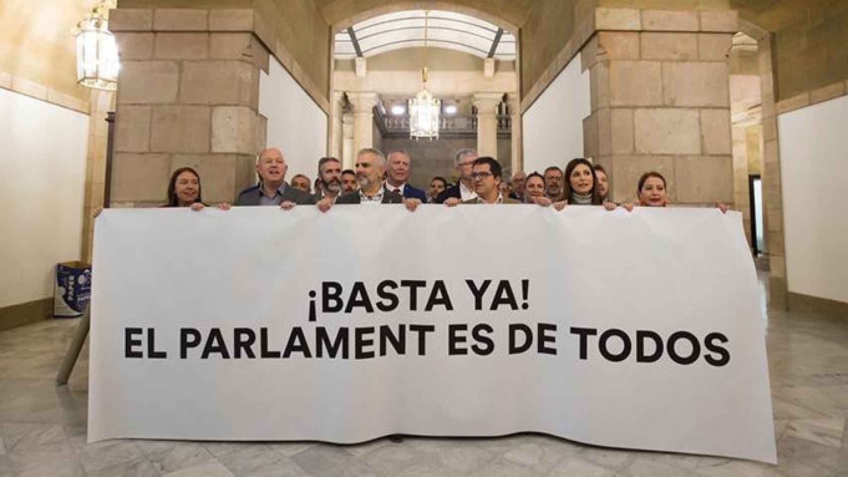 Protesta de Ciudadanos por el homenaje a la expresidente del Parlament, Carme Forcadell en la Cámara catalana / CG