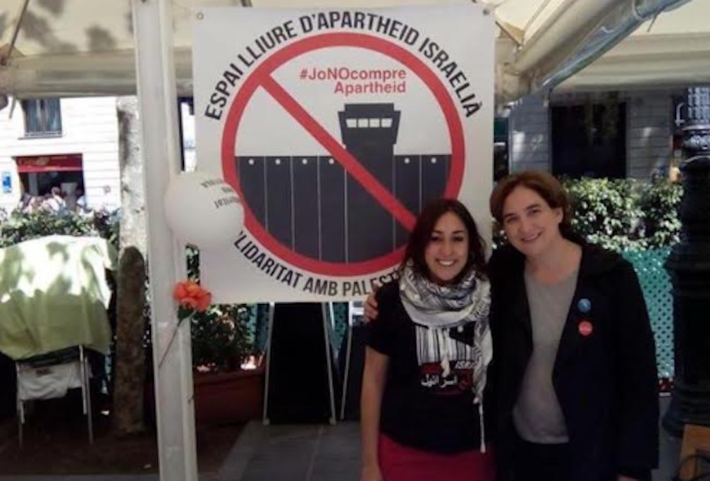 La alcaldesa Ada Colau posando en un 'stand' de BDS (Boicot, Desinversiones y Sanciones a Israel)