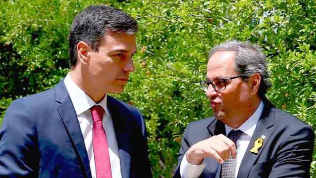 Pedro Sánchez y Quim Torra durante el paseo por los jardines del Palacio de la Moncloa / EFE