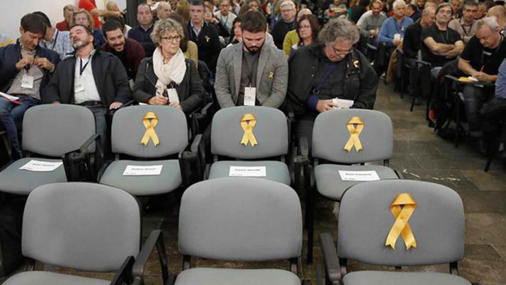 Lazos amarillos en las sillas vacías de los tres 'exconsellers' y el vicepresidente del Govern de ERC. El independentismo pierde la mayoría a 47 días del 21D / EFE