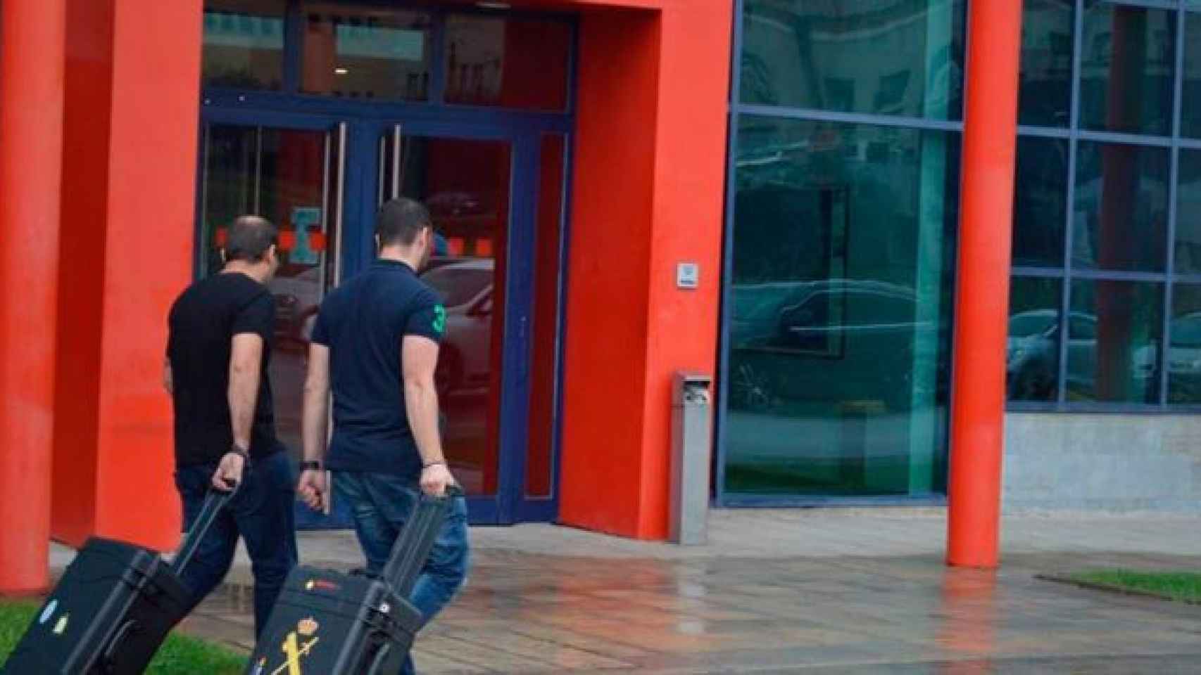 Dos agentes de la Guardia Civil entran en la comisaría de los Mossos d'Esquadra en Lleida para buscar pruebas de la organización del 1-O / CG