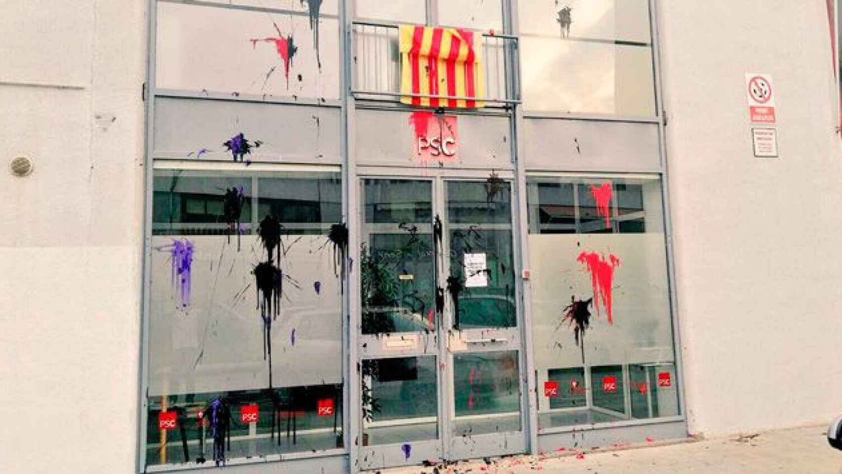 El ataque a la sede del PSC en Vilafranca del Penedés (Barcelona) / CG