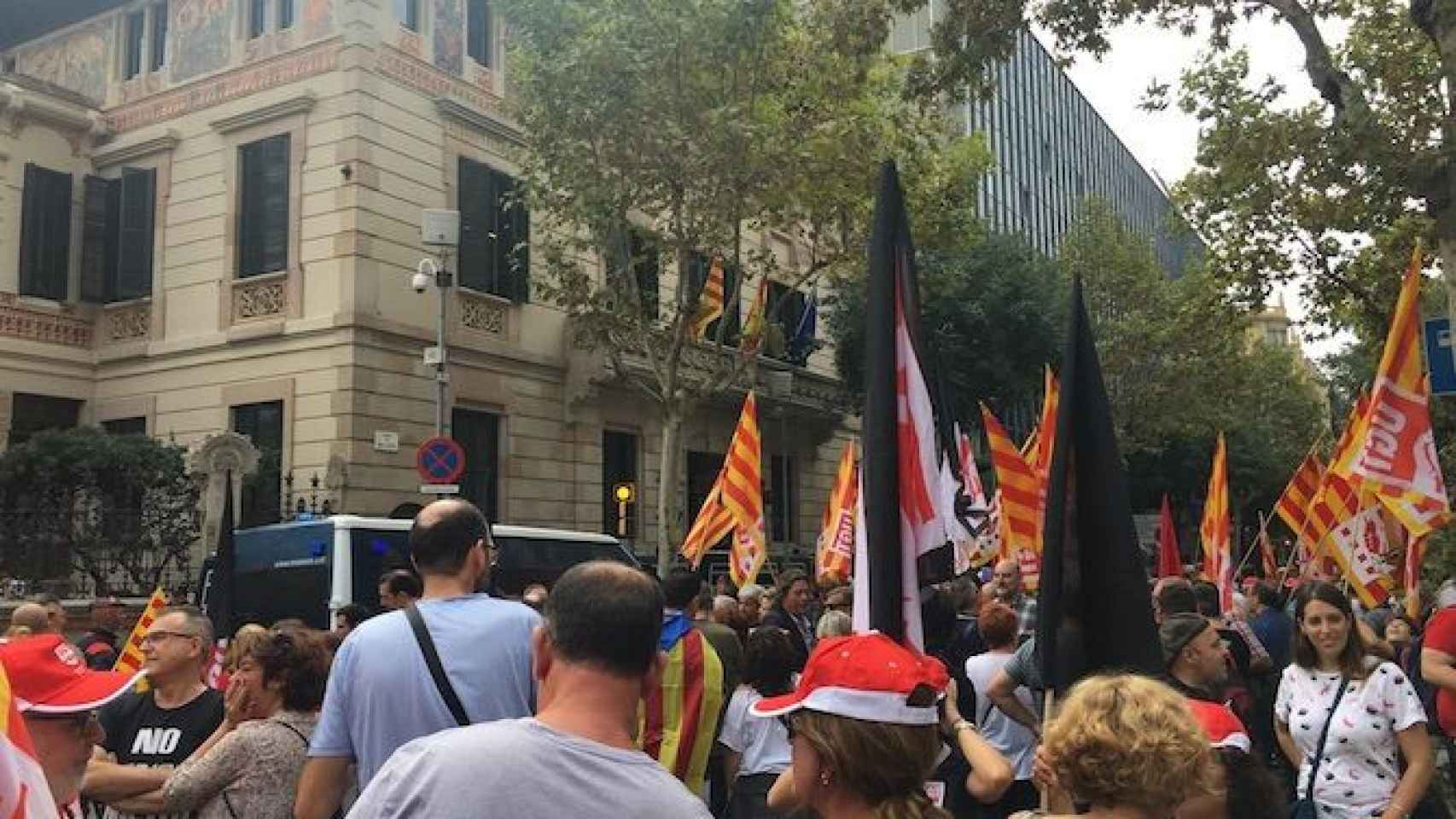 Protesta del sindicato UGT ante la sede de la delegación del Gobierno en Cataluña el día de la huelga y el 'paro general' / CG