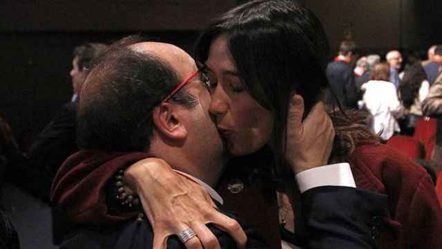 Miquel Iceta, primer secretario, besa a la alcaldesa de Santa Coloma de Gramenet, Núria Parlon, en el XIII Congreso del PSC / EFE