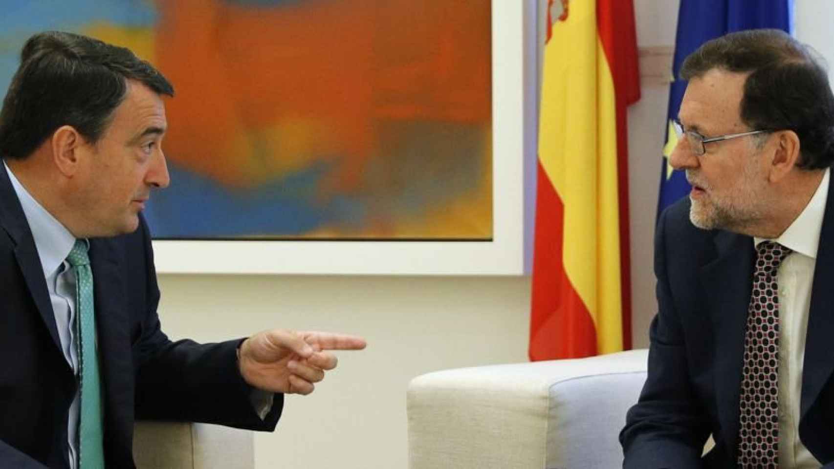 El presidente del Gobierno, Mariano Rajoy (d), durante la reunión mantenida hoy en el Palacio de La Moncloa con el portavoz del PNV en el Congreso, Aitor Esteban, en la ronda de contactos para intentar un pacto que permita su investidura.