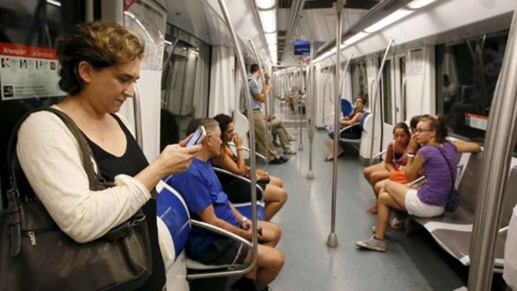 La alcaldesa de Barcelona, Ada Colau, en el metro.