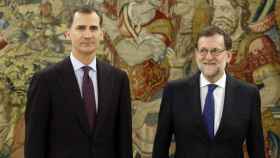 El Rey Felipe con el líder del PP Mariano Rajoy.