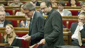 El presidente en funciones de la Generalitat y candidato a la reelección, Artur Mas, y el diputado de la CUP Antonio Baños, en el Parlament