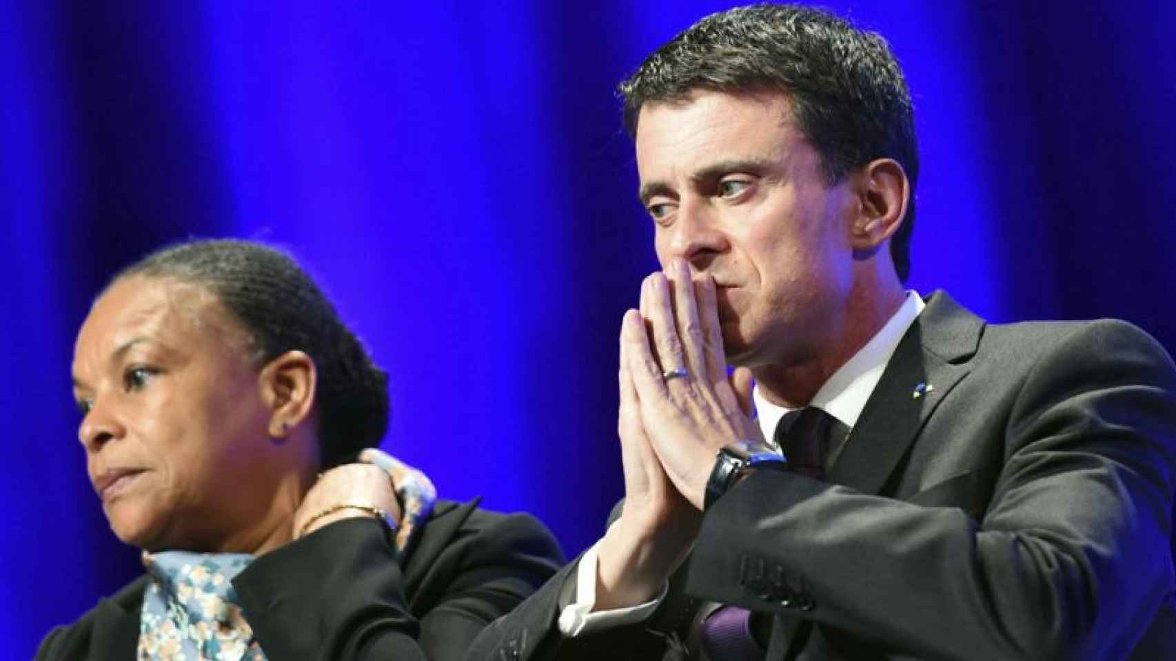 El primer ministro francés, Manuel Valls, y la ministra de Justicia, Christiane Taubira, durante un encuentro de la Asociación de Alcaldes de Francia en París.