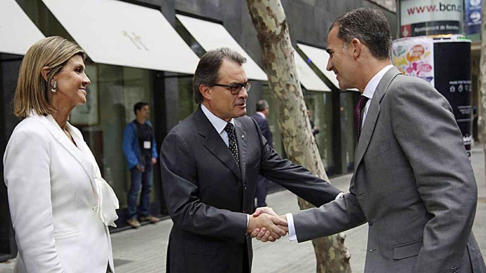 El Rey Felipe VI saluda al presidente en funciones de la Generalitat, Artur Mas, ante la delegada del Gobierno en Cataluña, Llanos de Luna, a su llegada a la apertura del XVI Foro Iberoamérica