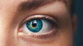 La queratopigmentación es una técnica que permite elegir el color de los ojos a voluntad  / Amanda Dalbjorn en UNSPLASH