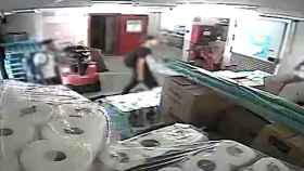 Uno de los seis ladrones detenidos en el interior de un almacén de un supermercado de Barcelona / MOSSOS