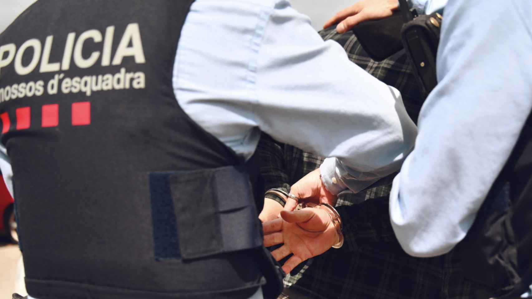 Los Mossos detienen a dos ladrones de relojes de lujo en Barcelona que huían con una moto / MOSSOS