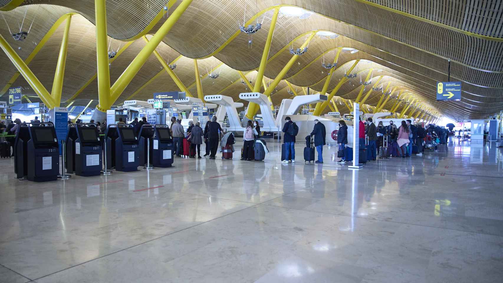 España prorroga la restricción de viajes no esenciales desde terceros países a la UE / JESÚS HELLÍN - EUROPA PRESS