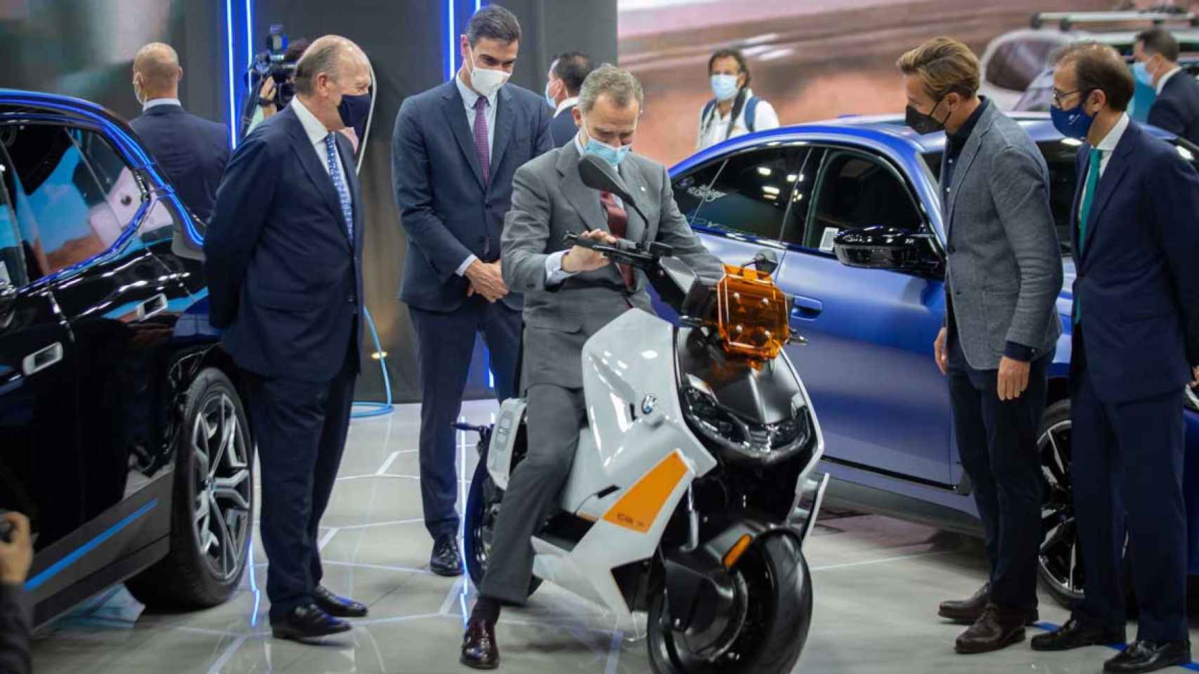 El rey Felipe VI se ha montado en una moto de BMW durante su visita al Automobile Barcelona / EUROPA PRESS