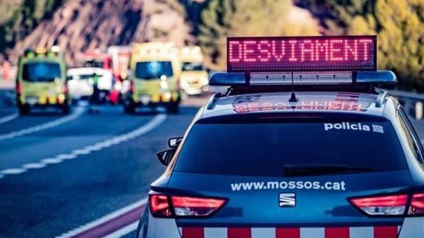 Un coche de Mossos d'Esquadra interviene en un accidente de tráfico, en una imagen de archivo / MOSSOS