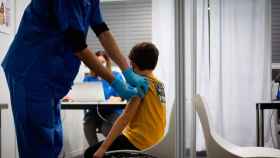 Imagen de un niño en un punto de vacunación masiva en Cataluña / EP
