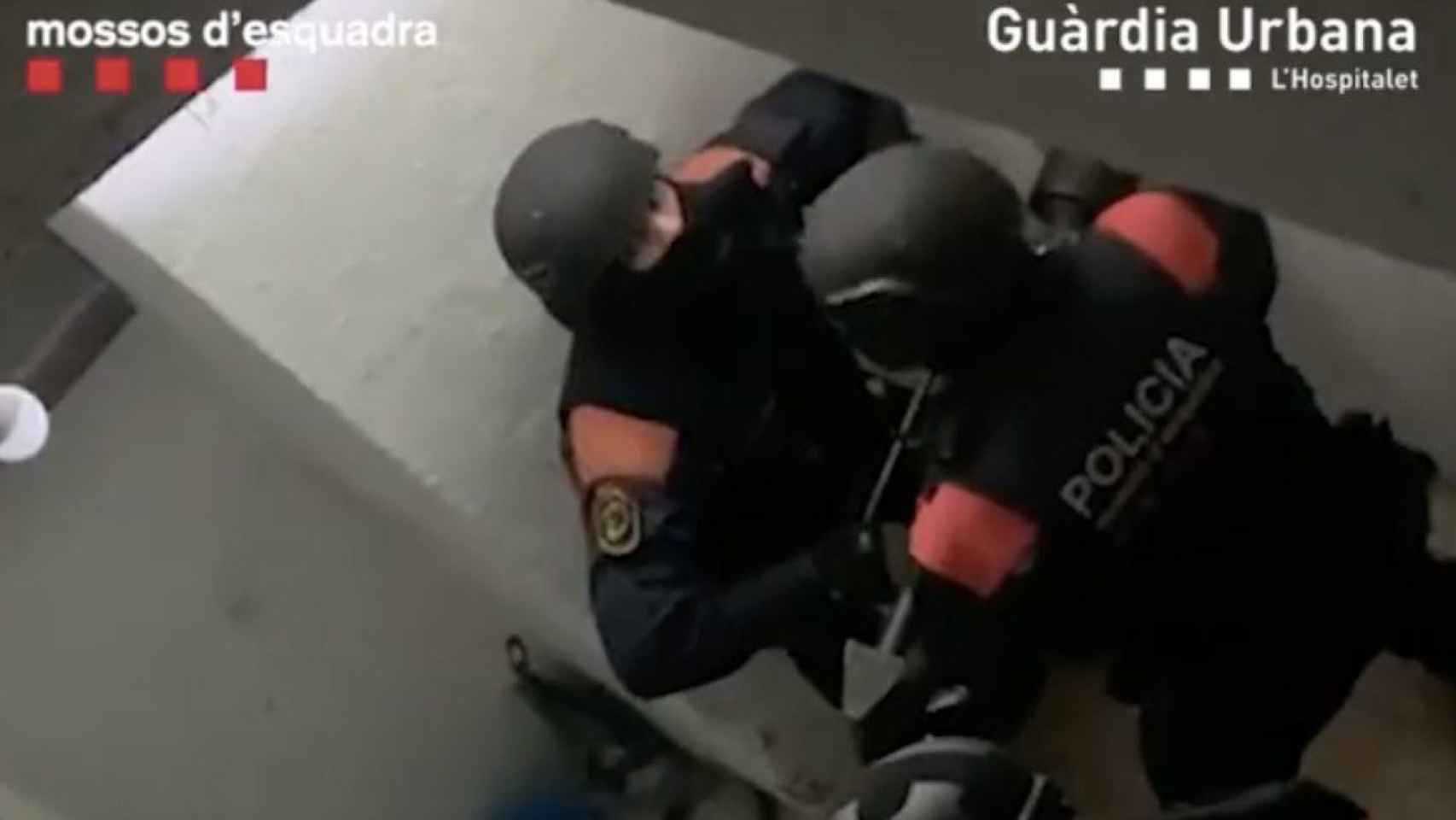 Agentes de los Mossos durante la entrada en el piso ocupado del detenido en L'Hospitalet de Llobregat, donde vendía cocaína / MOSSOS