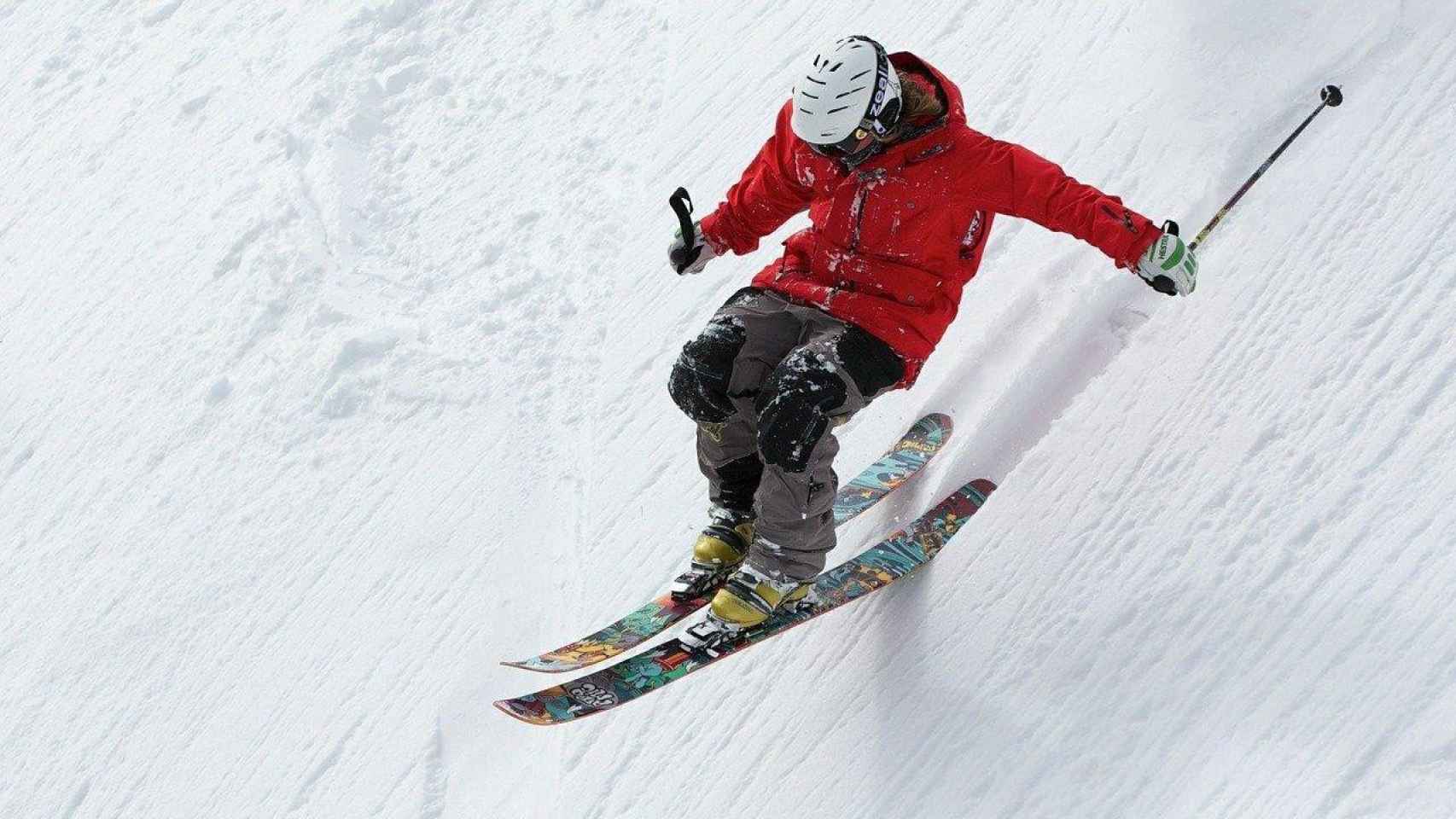 Esquiador deslizándose por la nieve